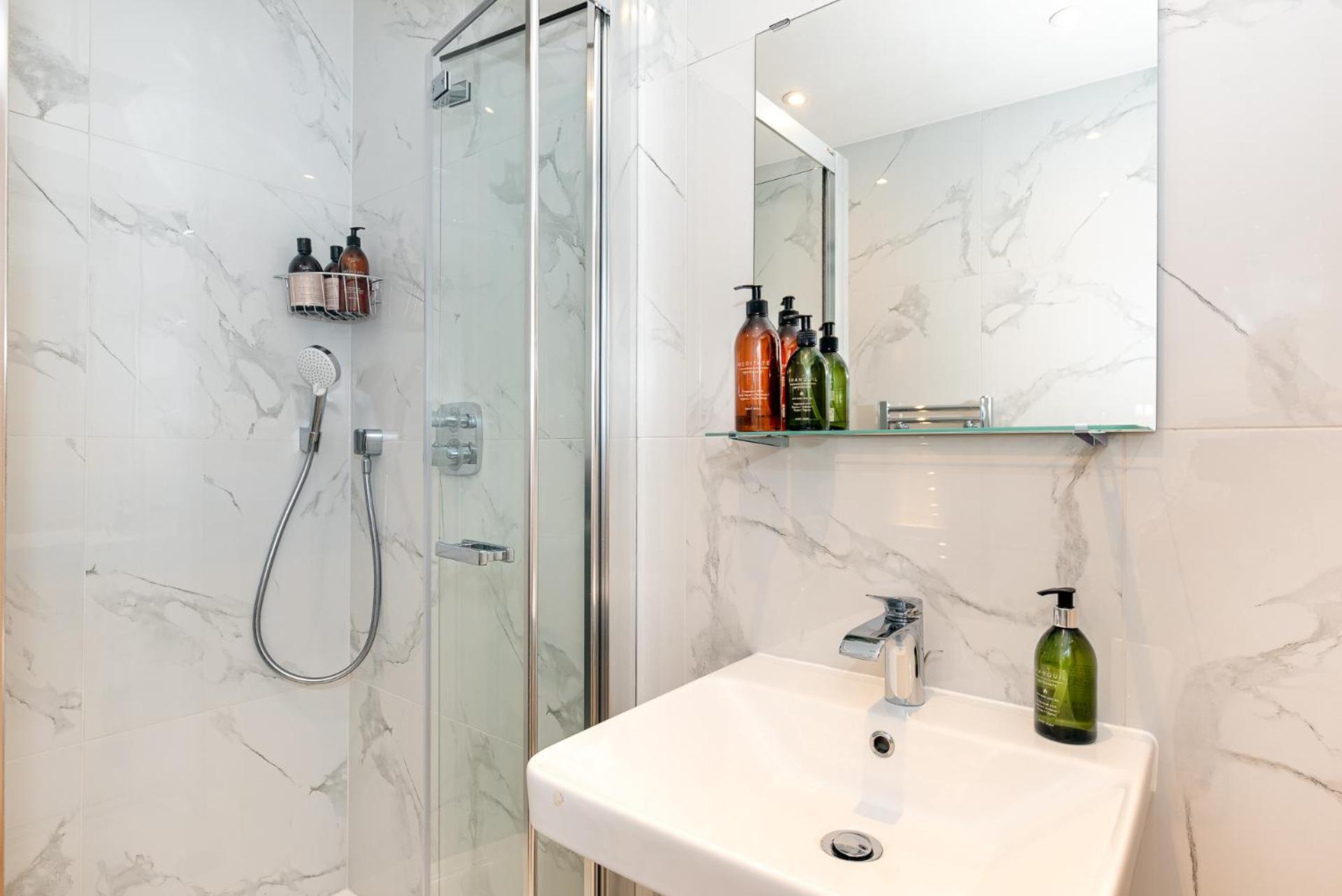2-Bedroom Victorian Apartment In Kensington Londen Buitenkant foto